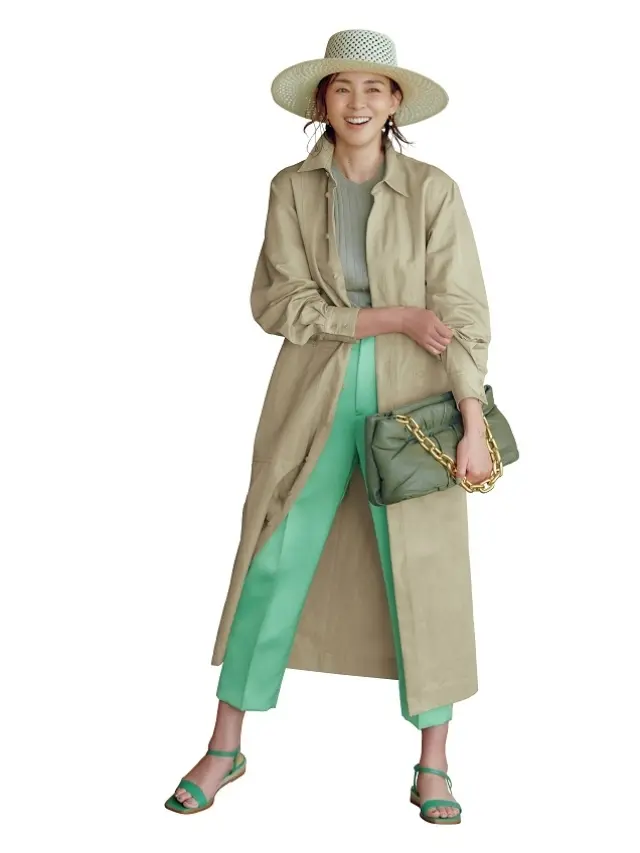 アレンジ3：アウター感覚のシャツワンピースがカラーパンツに大人の余裕を与えて