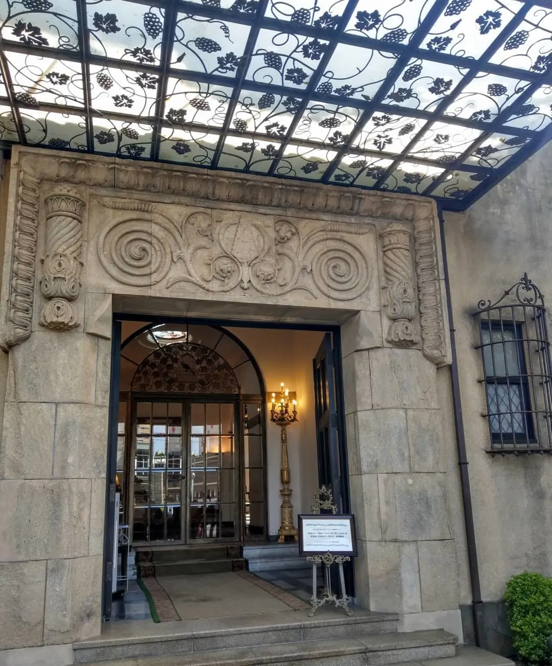 エントランス。至るところに装飾が施されています