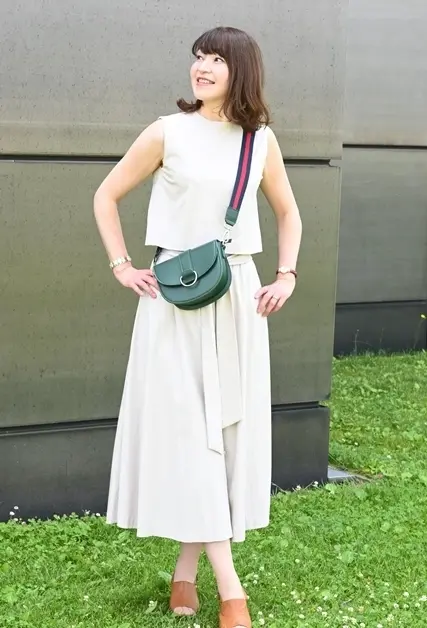 白コーデにグリーンのバッグを斜め掛け