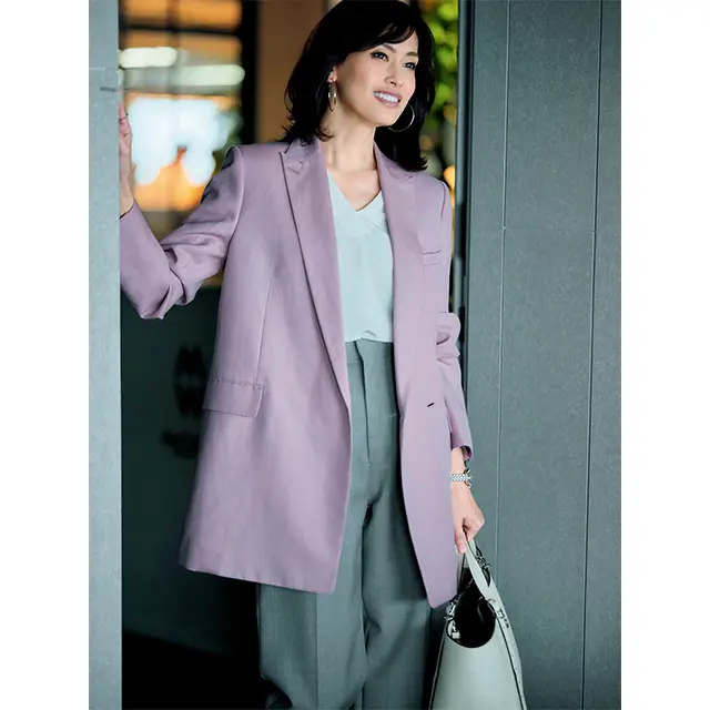 控えめな甘さのモーブピンクは堅い会合の場に上品な色を添える