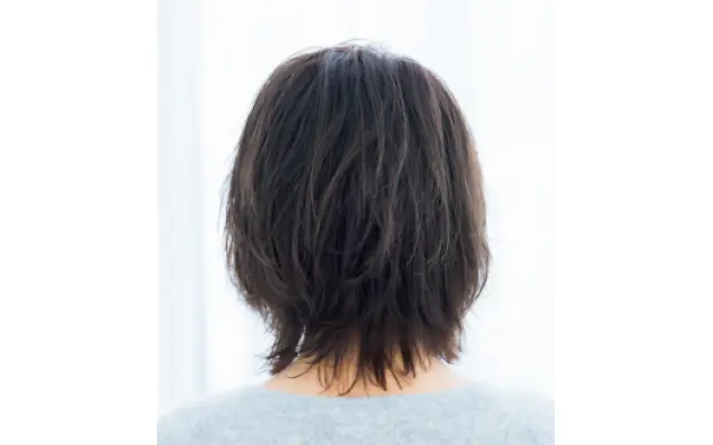 くびれとレイヤーでフェイスラインをシャープに見せるボブスタイルのバック