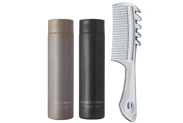 施術には、美容好きの間で大人気のカッサつきのコームとオリジナルのシャンプー＆トリートメントを使用。