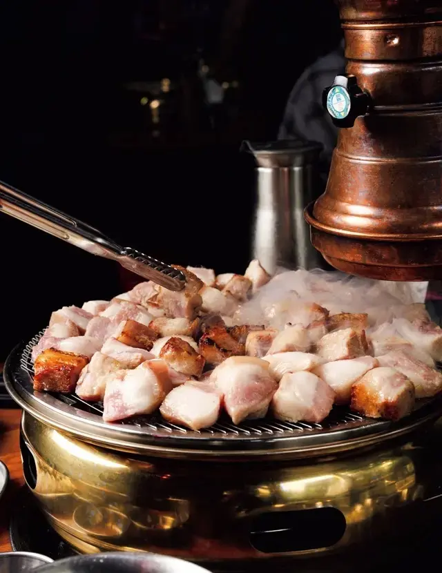 肉は基本的にセルフ焼きだが、むずかしい人はスタッフに声をかければ焼き方を教えてもらえる