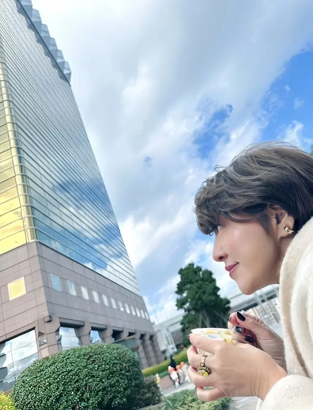 冬は街並みに映えるオフホワイトのニットコの画像_1