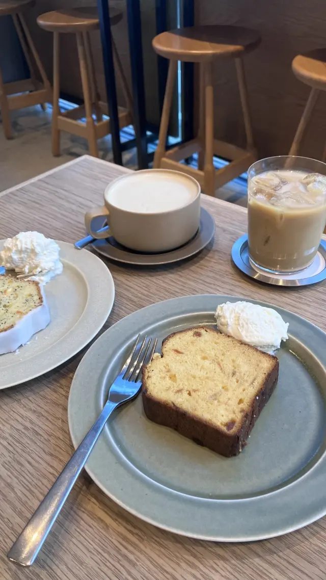 イエローを取り入れたジレコーデで娘とカフの画像_8