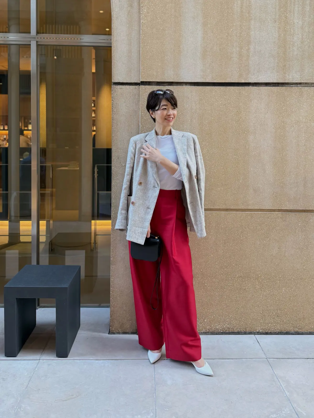和モダンな空間に合わせた春のお出かけ「赤の画像_1