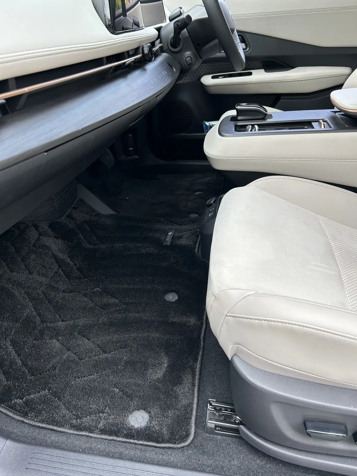 クロスオーバーEV日産アリアのフロアカーペット