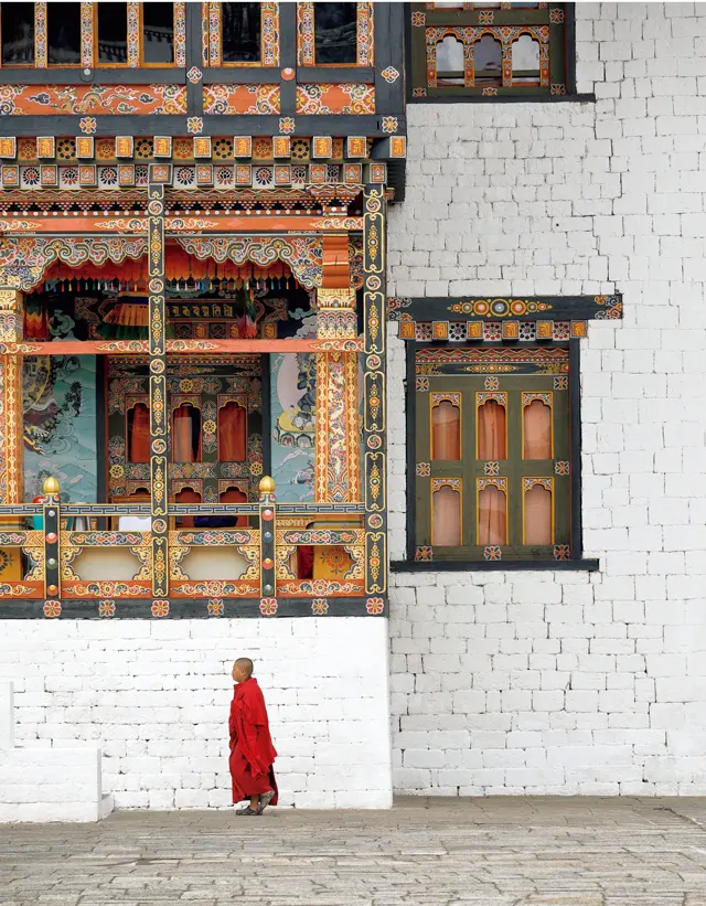 首都ティンプーの「タシチョ・ゾン」は、ブータンの政治と宗教の中心。釘を使わない伝統的な建築技法で建てられた建物だ。ここでは国王や役人、僧侶が執務をしているため、見学できるのは平日の夕方以降か休日のみ