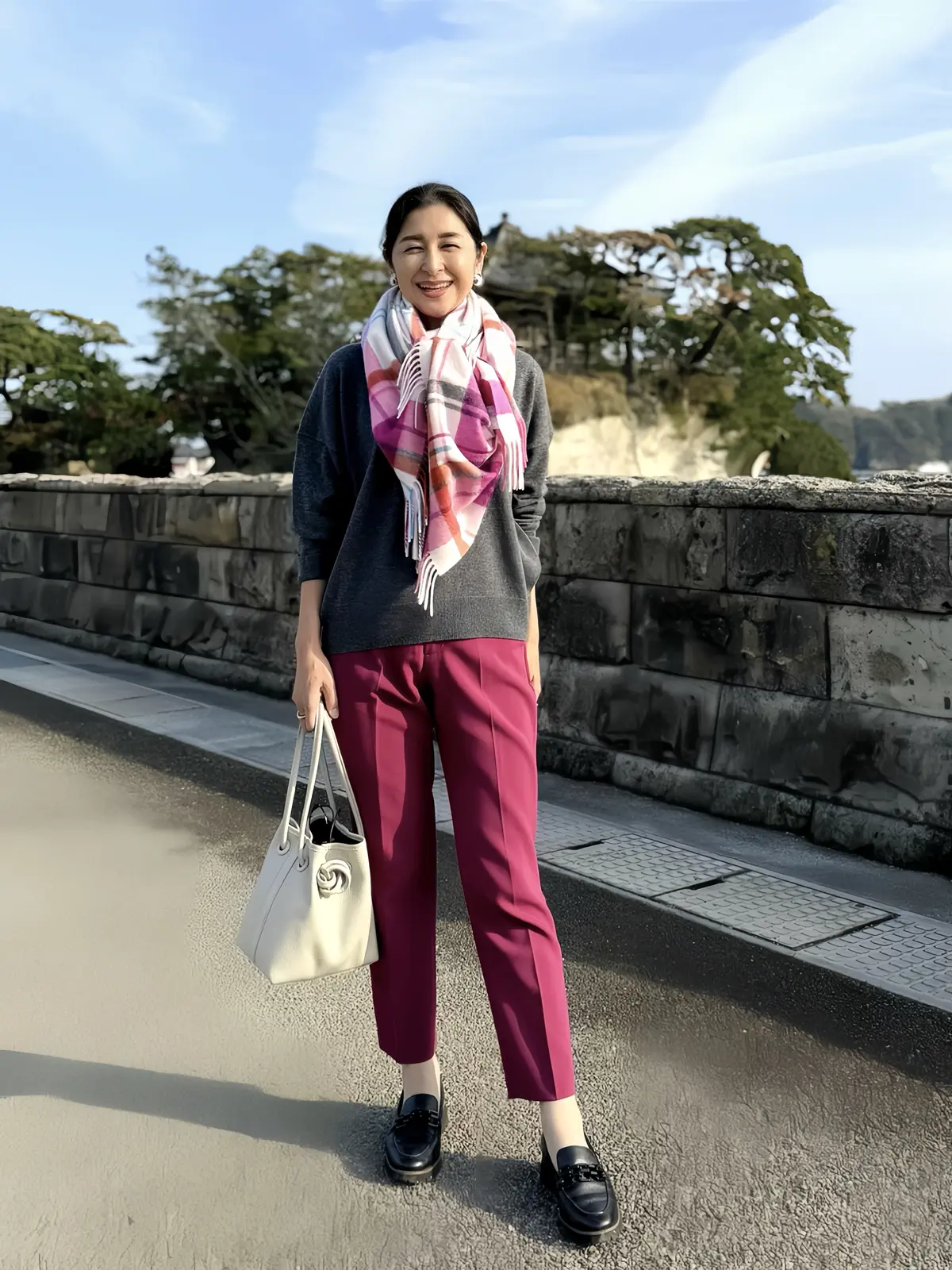 ピンク系チェックストール　グレーニット　ピンクパンツ　黒ローファー　白バッグ　ジョシュアエリス　エクラプレミアム　アテニア　50代コーデ　ストールコーデ