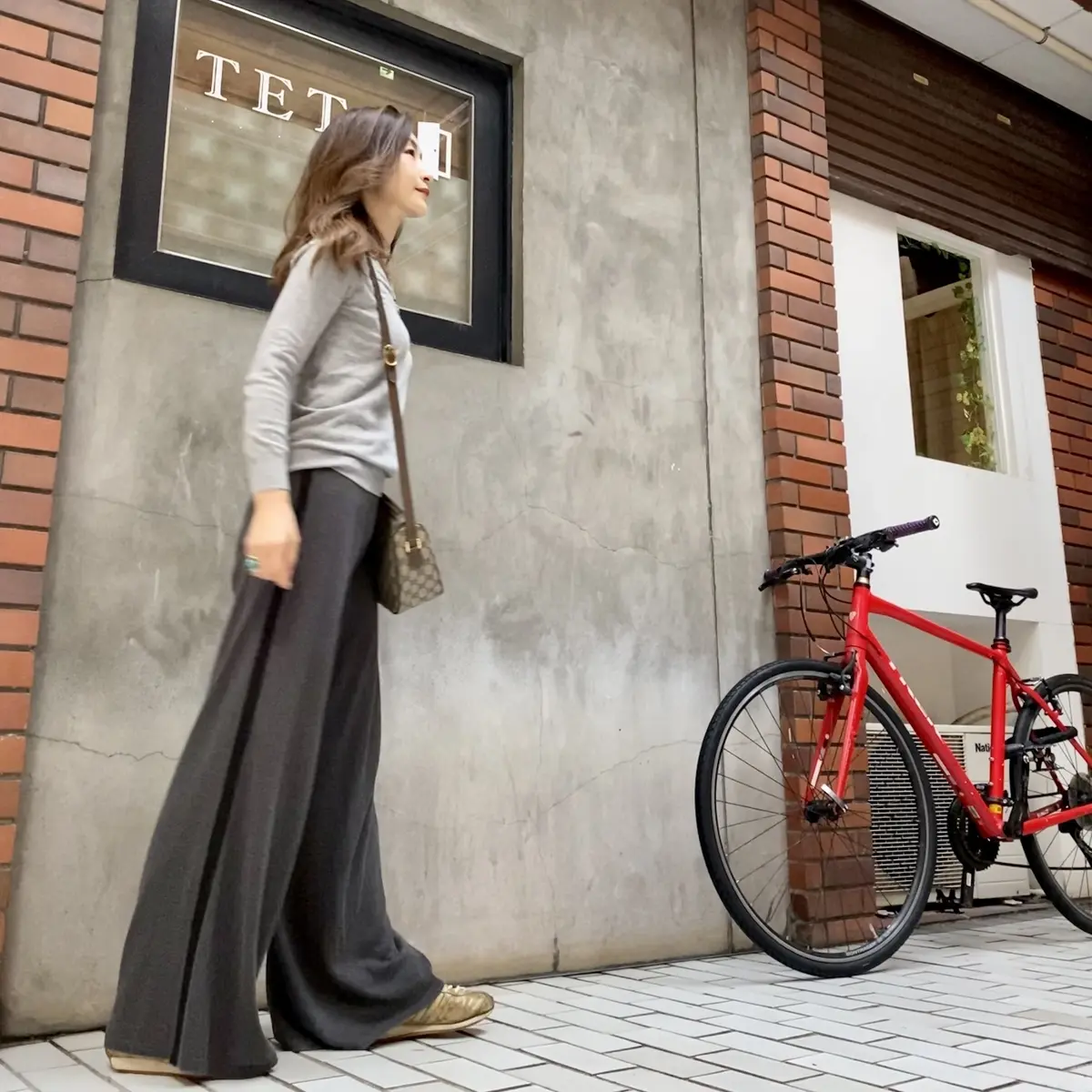 シューズとバッグはベージュ系に合わせました。