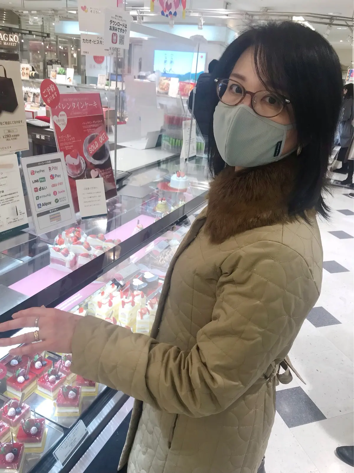 ケーキを選ぶ女性