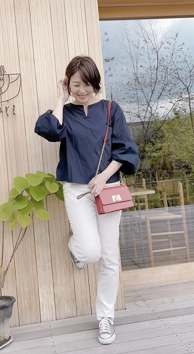 定番デニムを白に変えて、手持ちの服や小物の画像_1