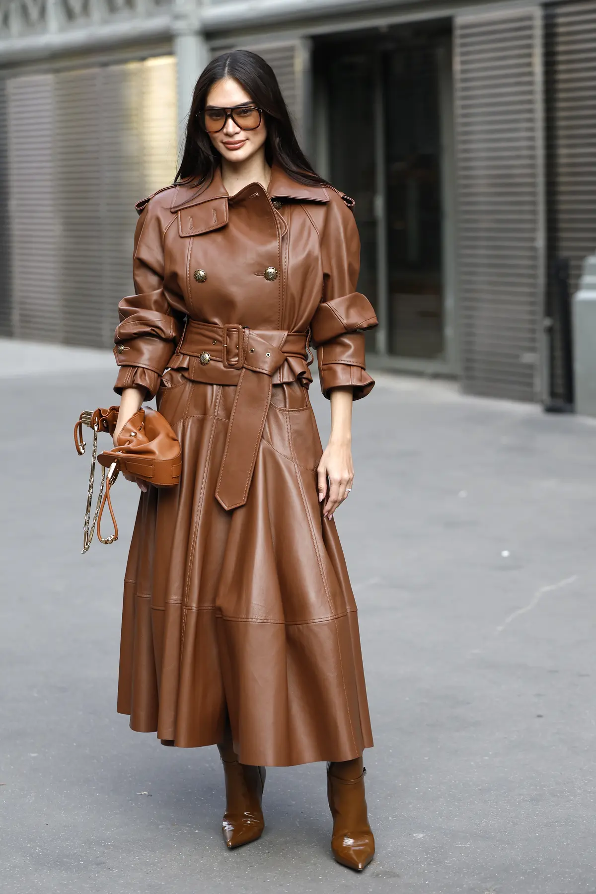 ファッションスナップ　ブラウンレザー　ジャケット　ブーツ