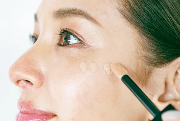 目もとコンシーラーでお疲れ感を払拭