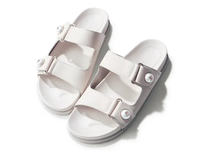 ジミー チュウの「スライドサンダル」