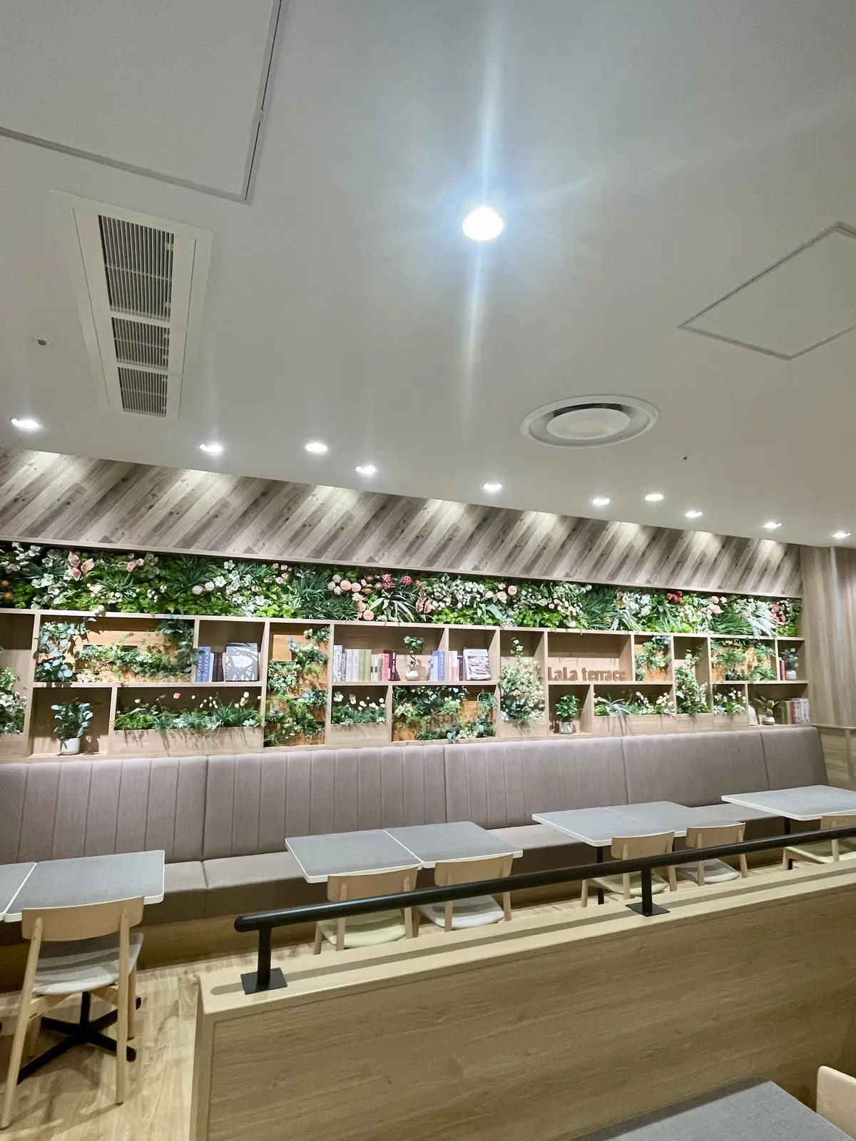 白、ワンピース、白ワンピース、かごバッグ、SHEIN、 Fang  Fa、三井ショッピングパーク、ららテラス北綾瀬、ショッピングモール、商業施設、フードコート、担々麺、海老ラーメン、海老味噌ラーメン、甘エビ味噌ラーメン、ピリ辛ラーメン、牛肉麺、台湾牛肉麺、グァバジュース、台湾牛肉麺、グルメ、台湾グルメ、小籠包、飲茶、台湾飲茶、B級グルメ、本格的、中華、中華街グルメ、北海道グルメ、東京初出店、札幌味噌 Fuji 屋、横浜中華街、 台湾美食店 886食堂、台湾牛肉麺 小籠包セット、グァバジュース、台湾グァバジュース、いちご飴、ぶどう飴、いちご&マスカットの飴、