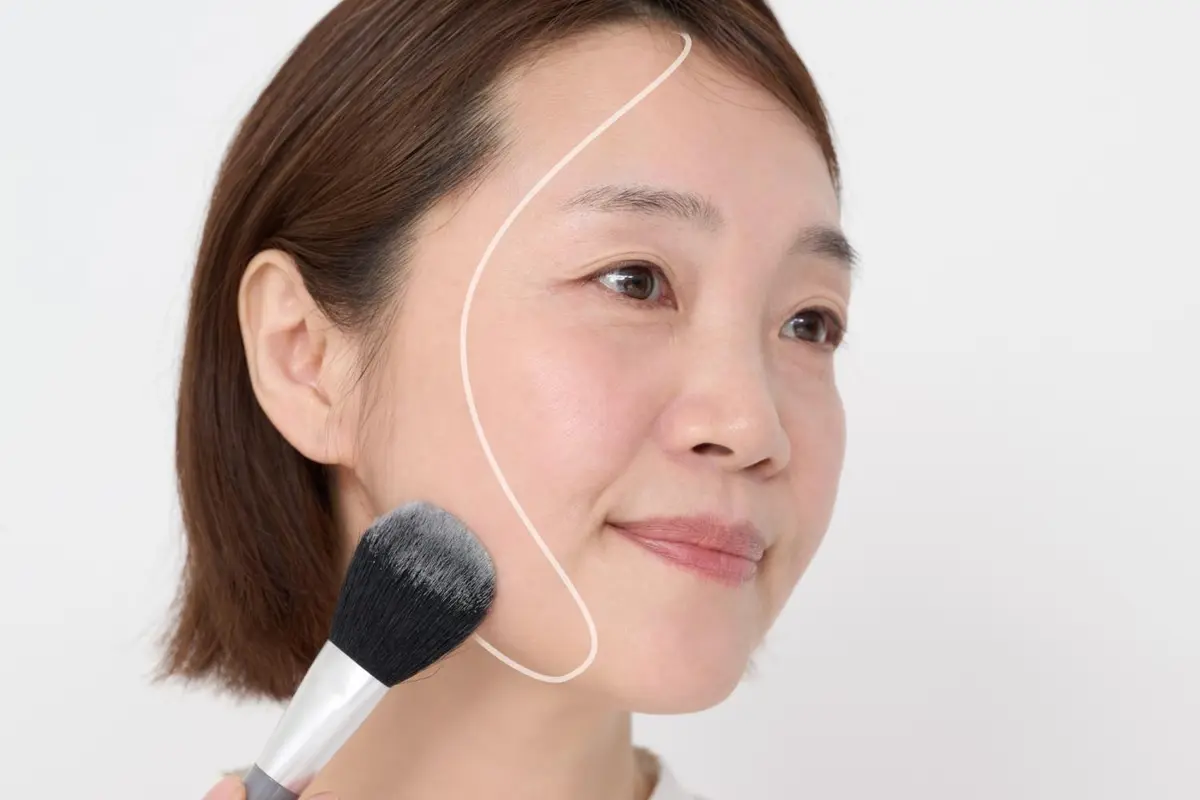 OurAge×Webエクラ 40代50代 若返りメイクテク フェイスパウダー塗り方 寒色系のフェイスパウダーを、フェイスライン～額へとつけていきます