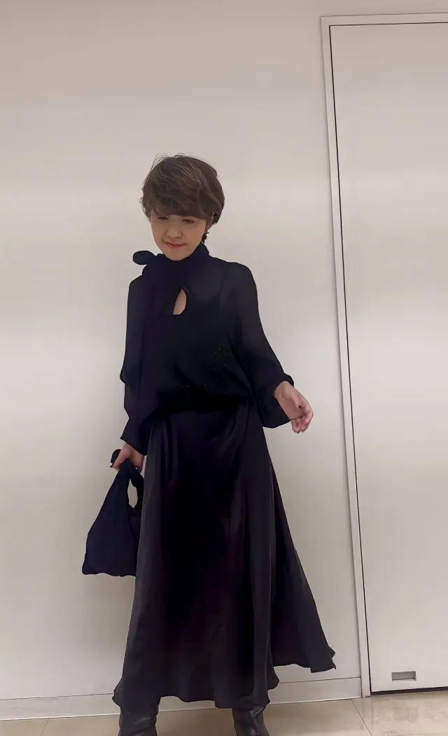 冬のパーティーに、シアー感のあるボウタイの画像_1