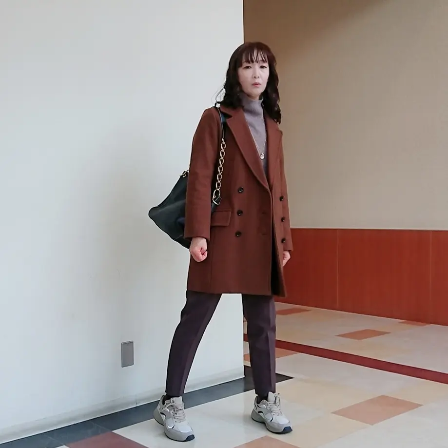 ピーコート  ベージュニット  ブラウンパンツ  チェーンバッグ