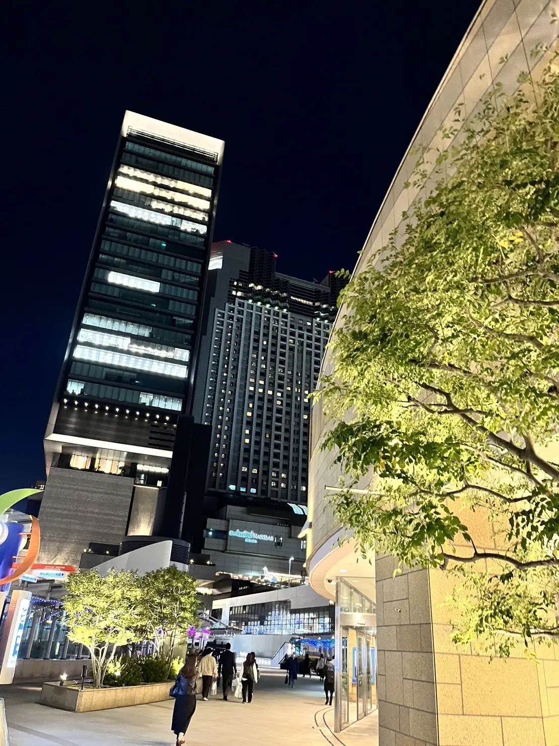 夜のなんばパークス。グリーンが満ちています。