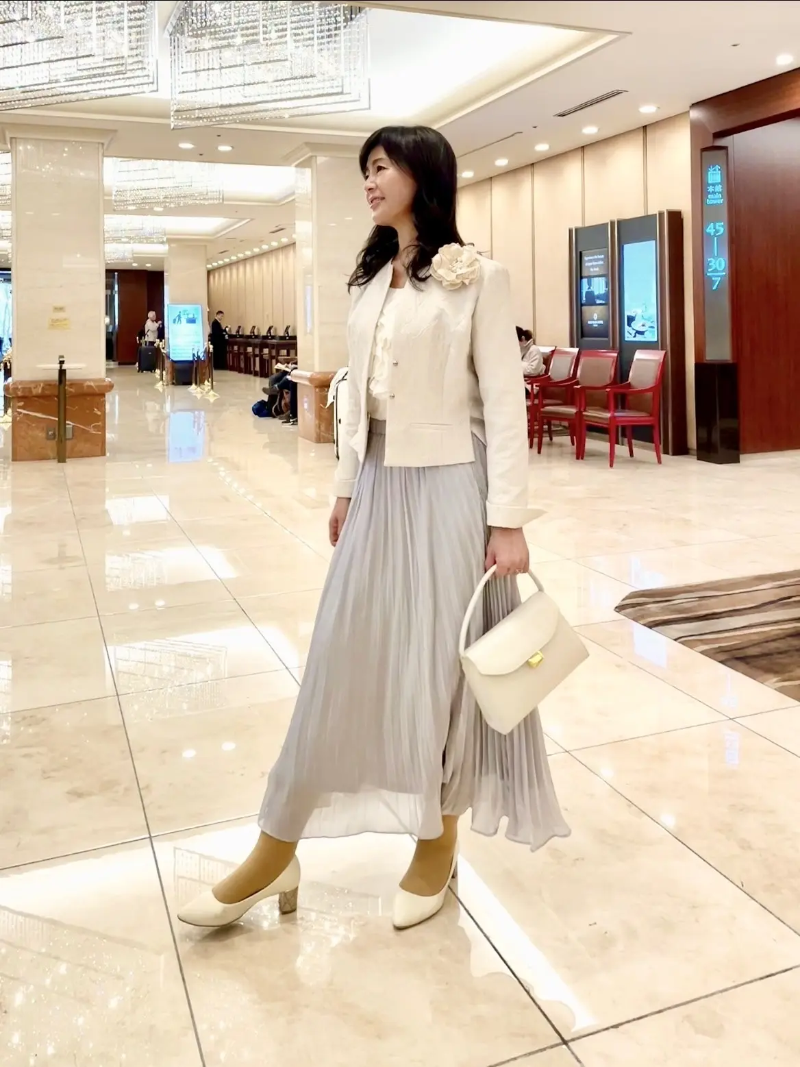 白、ジャケット、白ジャケット、春、春服、コサージュ、白コサージュ、白バッグ、バッグ、白パンプス、パンプス、ハイヒール、白ハイヒール、グレースカート、スカート、シルバー、シルバースカート、ロングスカート、グレーロングスカート、シルバーロングスカート、ブラウス、白ブラウス、フリルブラウス、白フリルブラウス、卒業式コーデ、入学式コーデ、セレモニー、セレモニーコーデ、大人コーデ、ママコーデ、親コーデ、母コーデ、