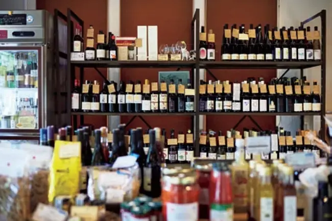 ワインもフランス産がメイン。サラミやドライフルーツ、パスタなどもそろう。