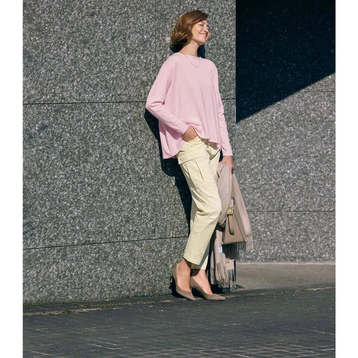 ピンクニットとオフホワイトのワークパンツのコーデ　モデル・RINA