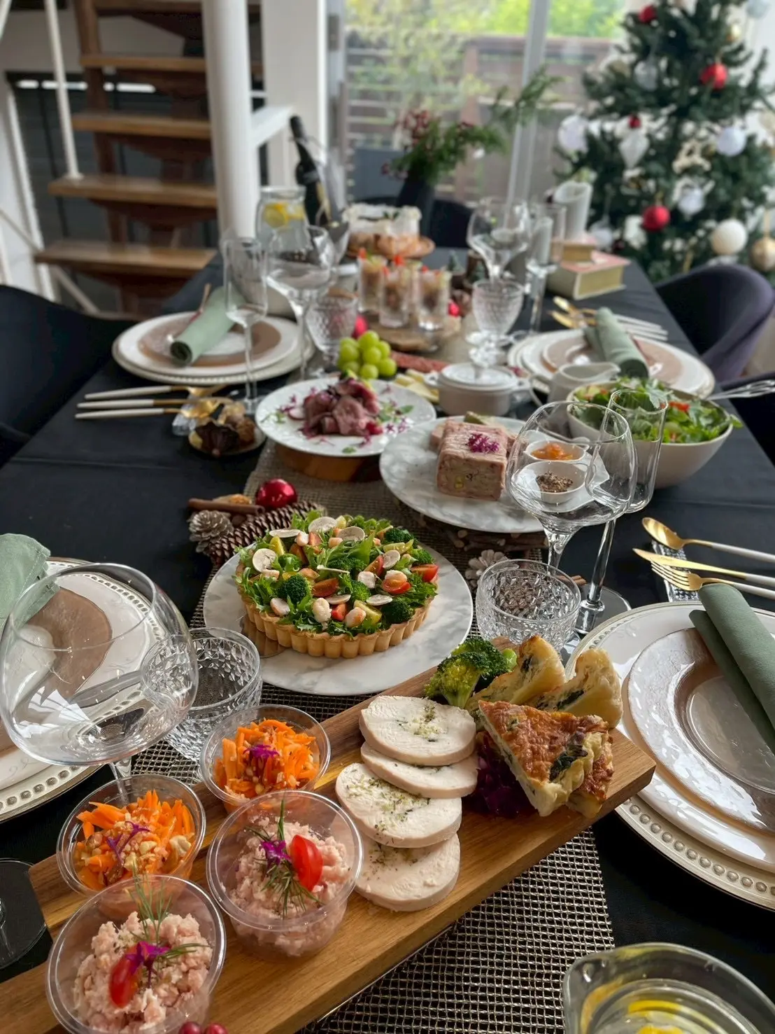 クリスマスの定番コーデでホームパーティーの画像_2