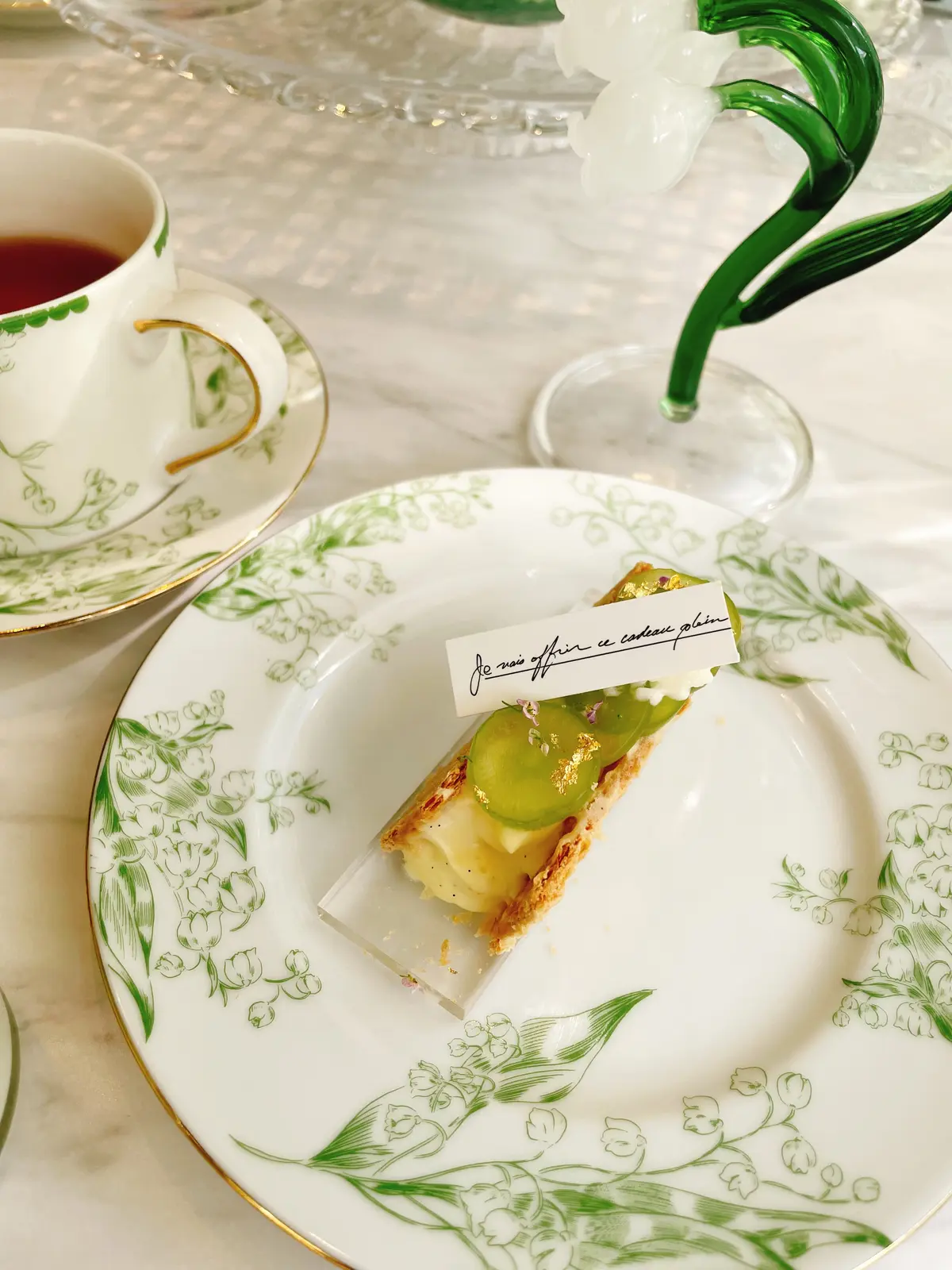 夏、夏ワンピース、夏ワンピ、ワンピ、白ワンピ、ロングヘア、黒髪、黒髪ロング、HAUTE COUTURE・CAFE nakameguro 、HAUTE COUTURE・CAFE 、中目黒、アフタヌーンティー、マスカット、すずらん、ケーキ、スイーツ、花束、ピンクの花束、白ワンピース、ホワイト、ホワイトワンピース、ワンピース、ノースリーブ、ノースリーブワンピース、パフェ、アイス、お花、お花の世界、お花の内装、店内、お花の店内、お花の装飾、アフタヌーンティー専門店、Shine Muscat Afternoon tea、たっぷりフルーツのすずらんsoda付き、 7/3~9/16期間限定、期間限定、バースデー、バースデープラン、マスカット、マスカットパイ、パイ、ミルフィーユ、マスカットミルフィーユ、お皿、すずらん柄