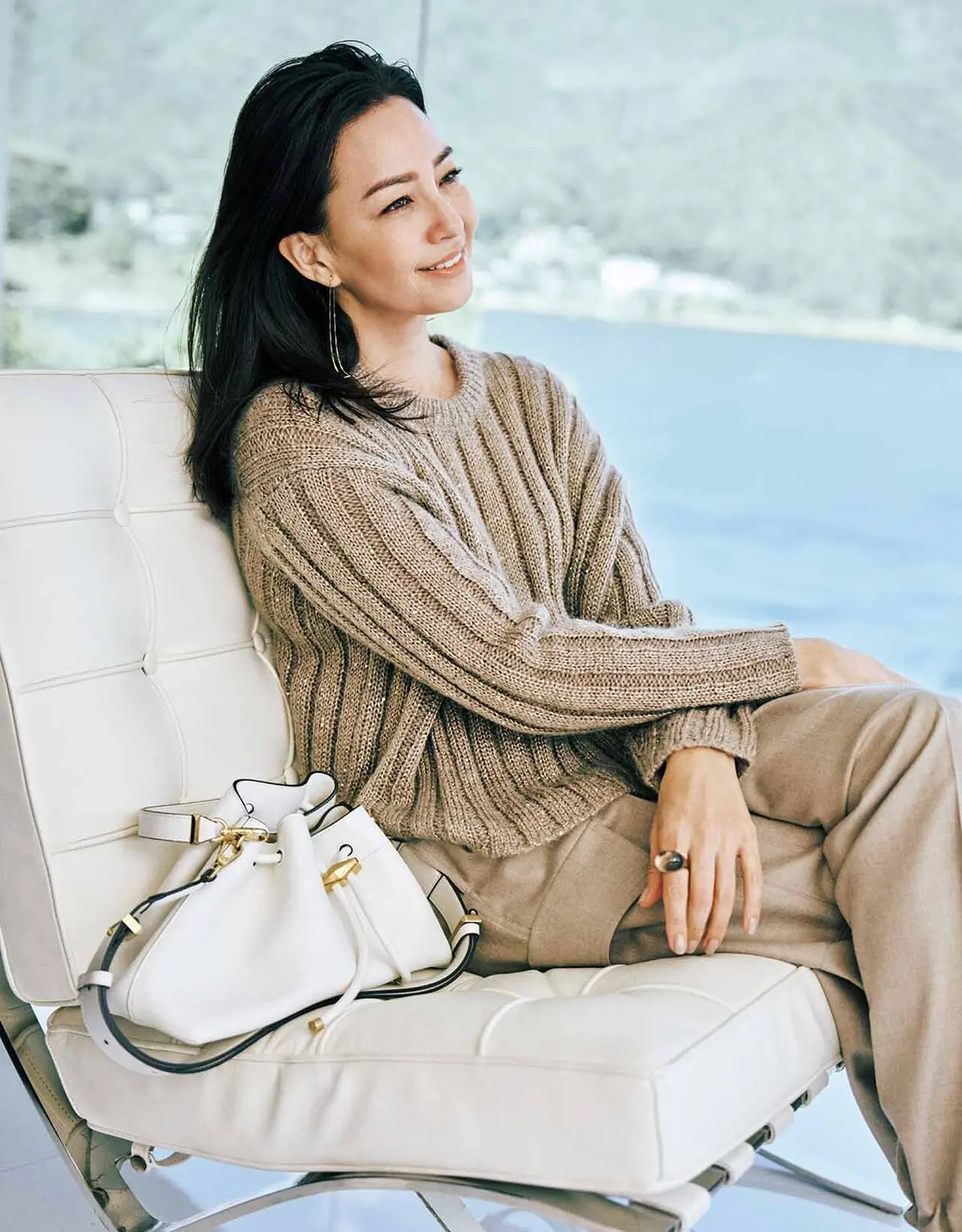 スパンコールのきらめきを、 　　ベージュで品よくなじませて