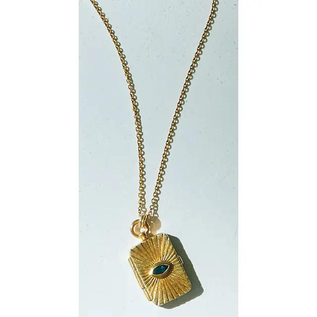 中に写真が入れられるロケットペンダント