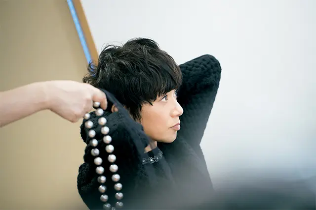 ネックレスをつけ比べる黒田知永子