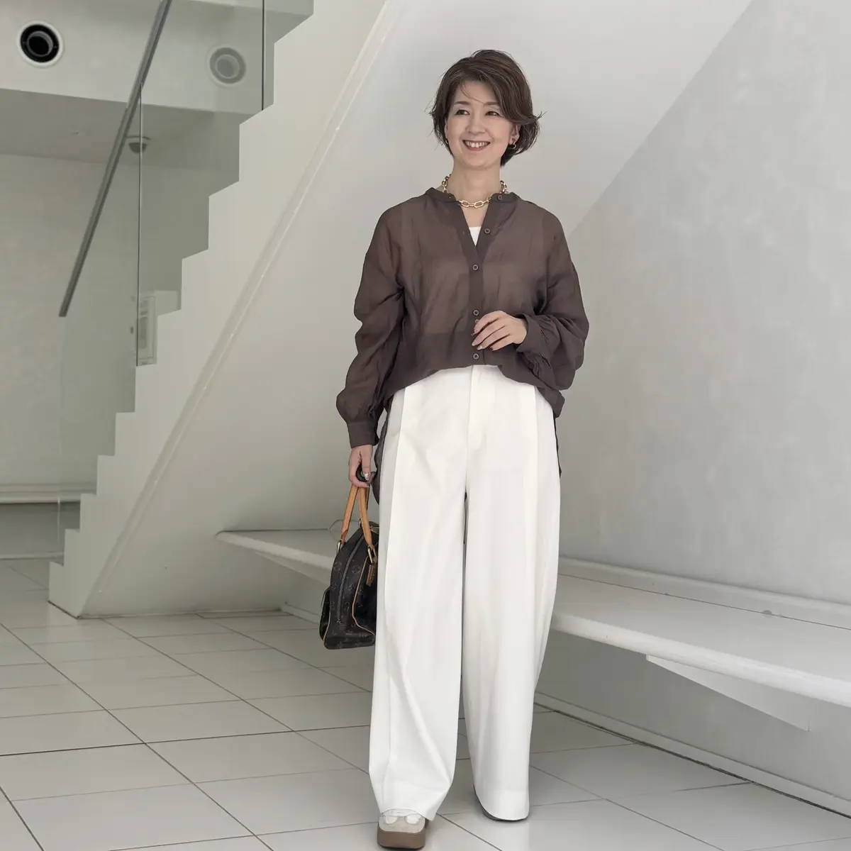 白パンツで楽しむ大人のシンプルおしゃれの画像_3