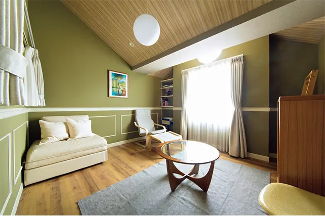 客間はほかとイン テリアの雰囲気をちょっと変えて グリーンの壁紙に。