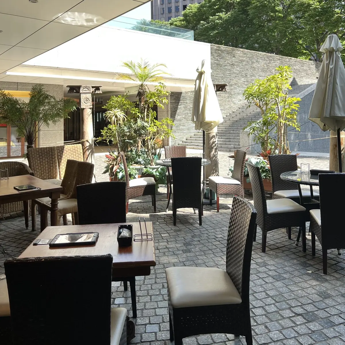 新宿にあるインドネシア料理のレストラン「BALILax THE GARDEN 」のテラス席