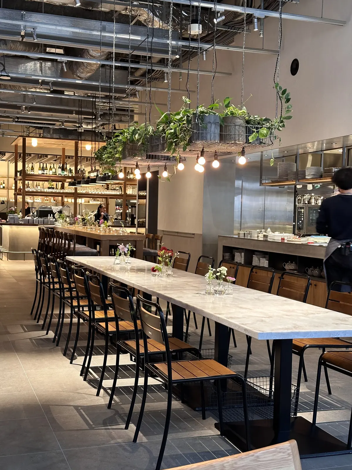 シアー素材のスカートで、春のランチを楽しの画像_2