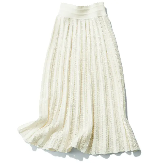 レースやシフォンといった透け感のあるスカート