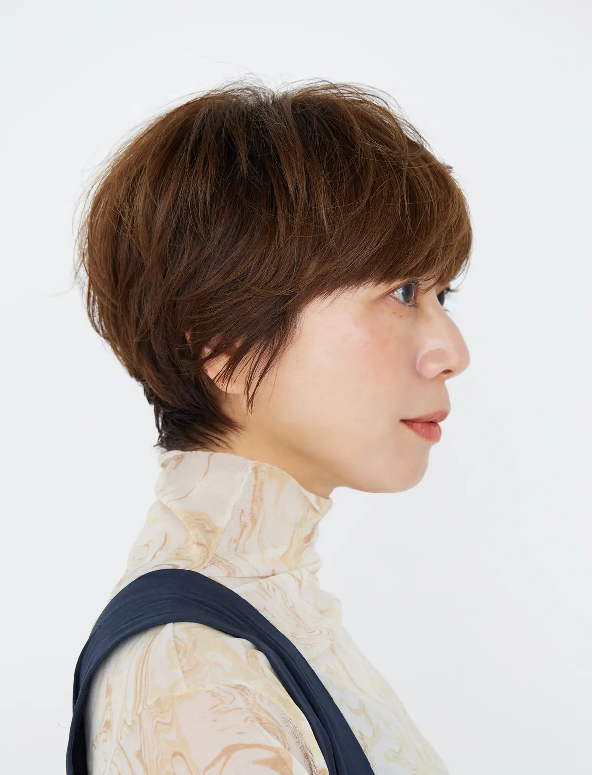 Webエクラ 40代50代 髪型　横から見たふんわりトップとハネ感ショートヘアスタイル