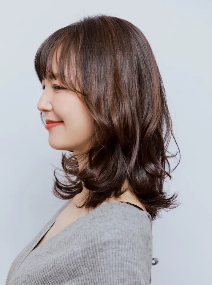 Webエクラ 横から見たミディアムヘアスタイル