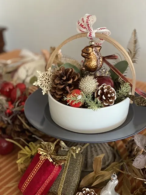 器に小物を飾ってセンターピースに！