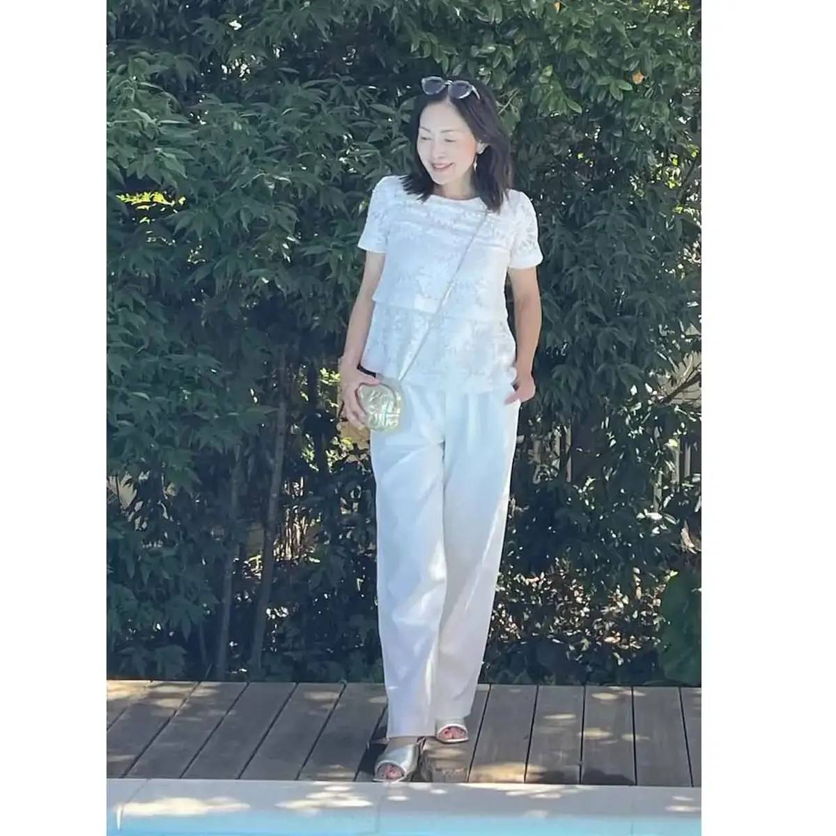 【50代の白パンツコーデ5選】清潔感も爽やかさも抜群！どんなトップスにも合う万能アイテム