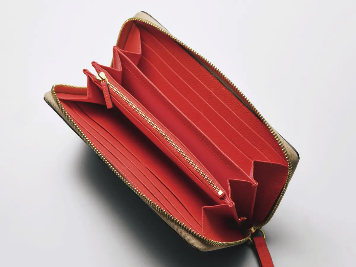 札入れ3、小銭入れ1、カ  ード挿し12。ロングウォレット（11×19.5×3）￥93,500  ／グッチ クライアントサービス（グッチ）