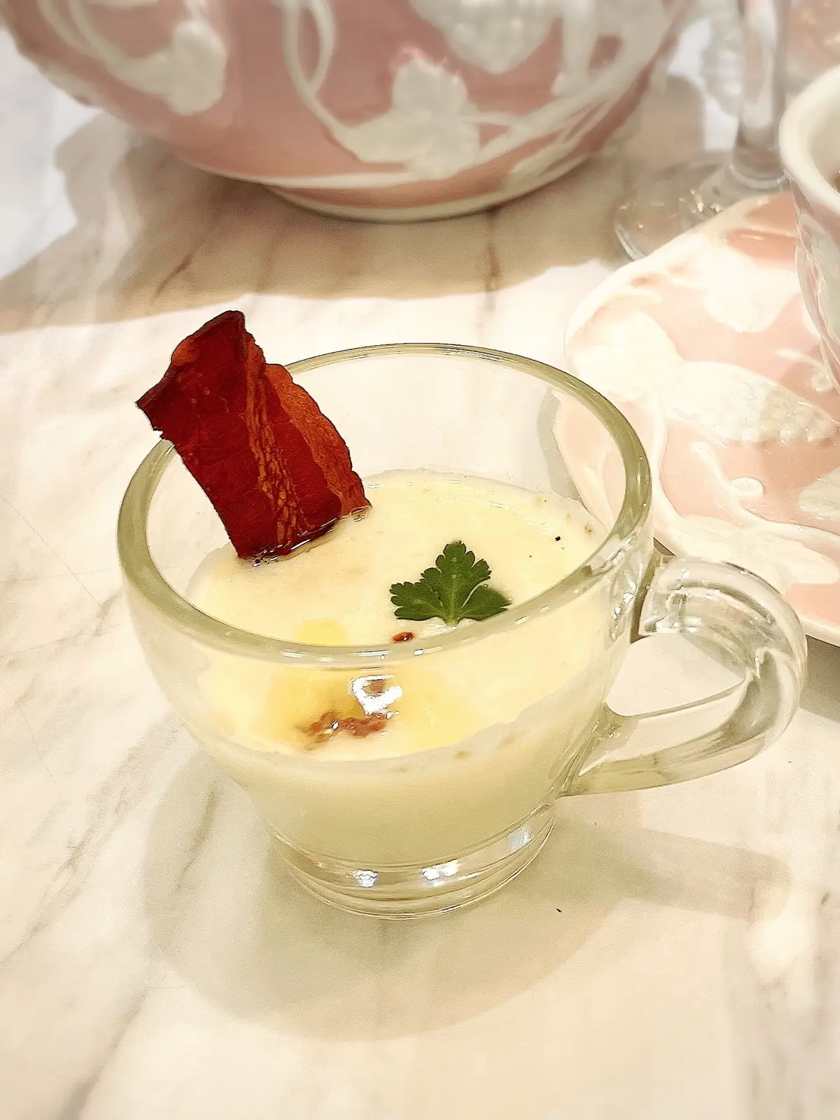 ケーキ、スイーツ、表参道、HAUTE COUTURE CAFE表参道、HAUTE COUTURE CAFE、オートクチュールカフェ、ピーチアフタヌーンティー、桃のアフタヌーンティー、桃パフェ、パフェ、ピンク、ピンクのワンピース、ワンピース、ノースリーブワンピース、ワンピースコーデ、ロングヘア、黒髪、可愛いアフタヌーンティー、美味しいアフタヌーンティー、豪華なアフタヌーンティー、お花の世界、店内、スイートピー、かすみそう、霞草、かすみ草、スイーツ、ムラングシャンティ―、マンゴー、パッション、生クリーム、クリーム、花びら、バラ、バラの花、バラの花びら、可愛い、カリフラワー、カリフラワーのポタージュ、スープ、ポタージュ、カリカリベーコン、ベーコン、桃、ピーチ、