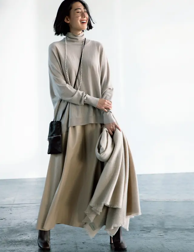 ベージュのワントーンスタイルのLIZA