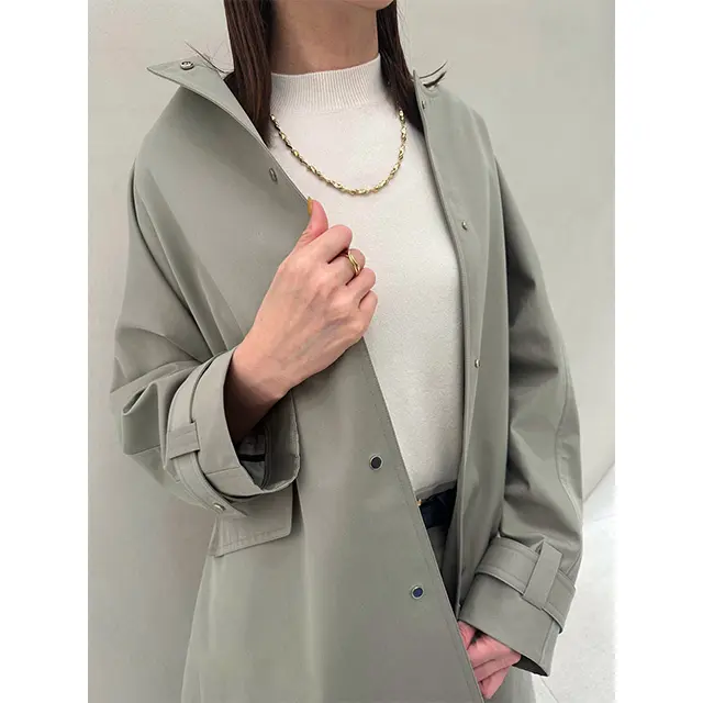 上品なグレーのセットアップで、コートスタイルを軽やかに