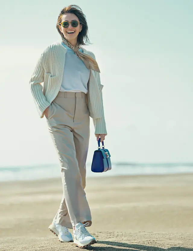 シンプルな着こなしを特別にする心地よくたたずまいの美しい一枚