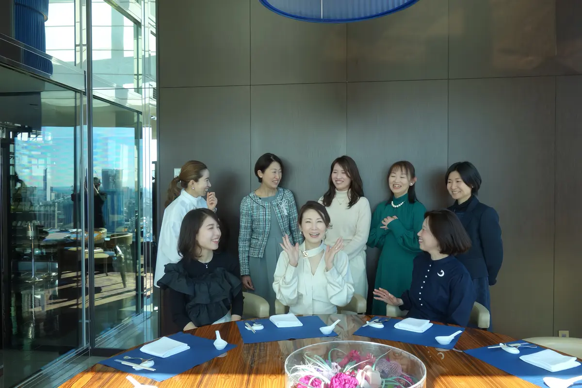 春を先取り・ブラウントレンチとニットコーの画像_5