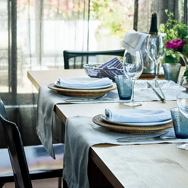 クロスは明るめのグレー