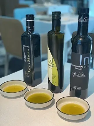 3種類のEXVオリーブオイルをパンにつけて…