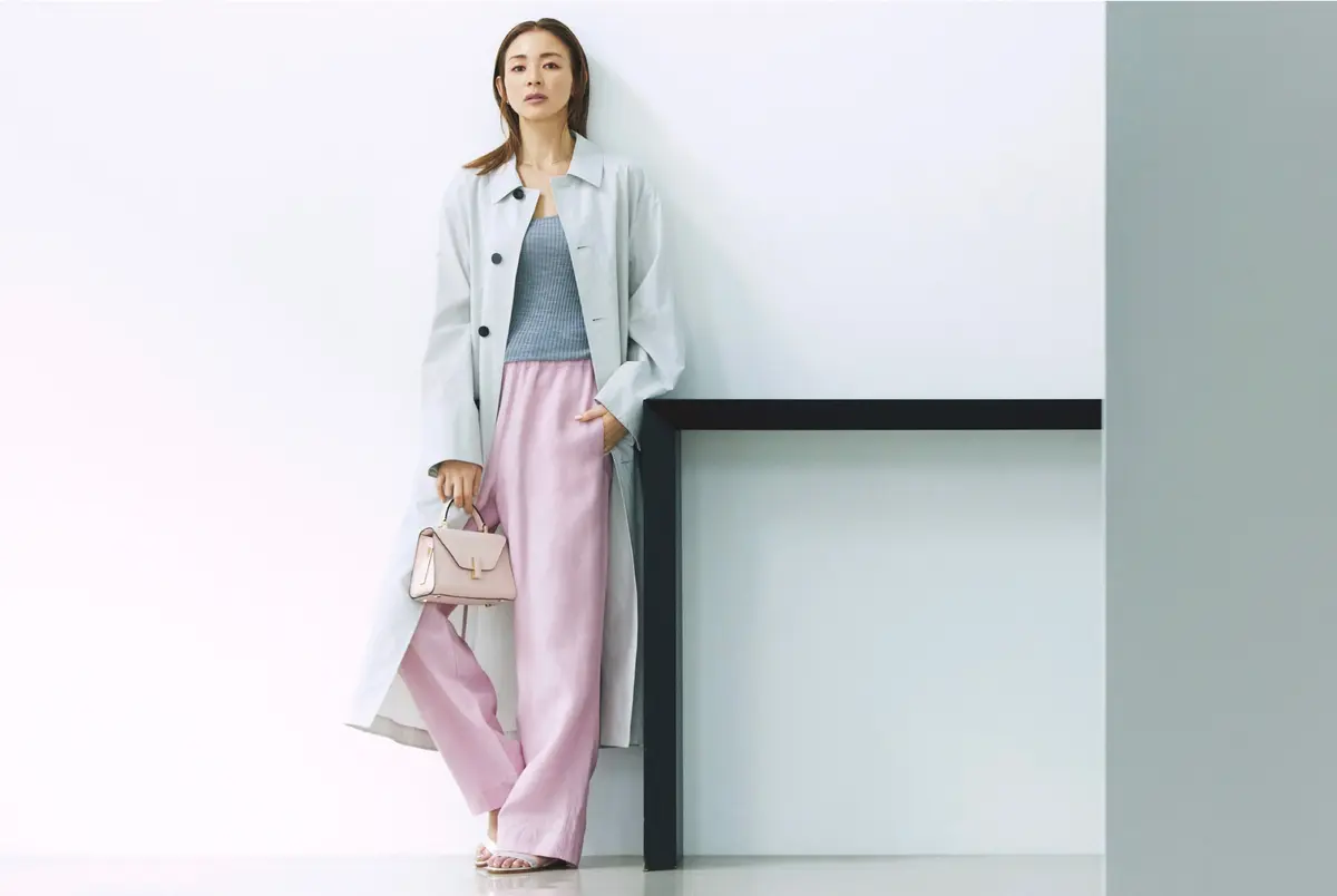 ライトグレーのステンカラーコートにグレートップスとピンクゆるパンツを合わせたコーディネート　モデル・SHIHO